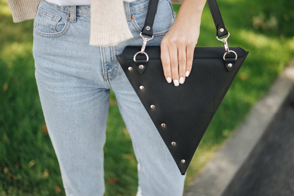 Трикутна стильна жіноча сумка арт. 618 з вінтажної натуральної шкіри чорного кольору 618_black Boorbon