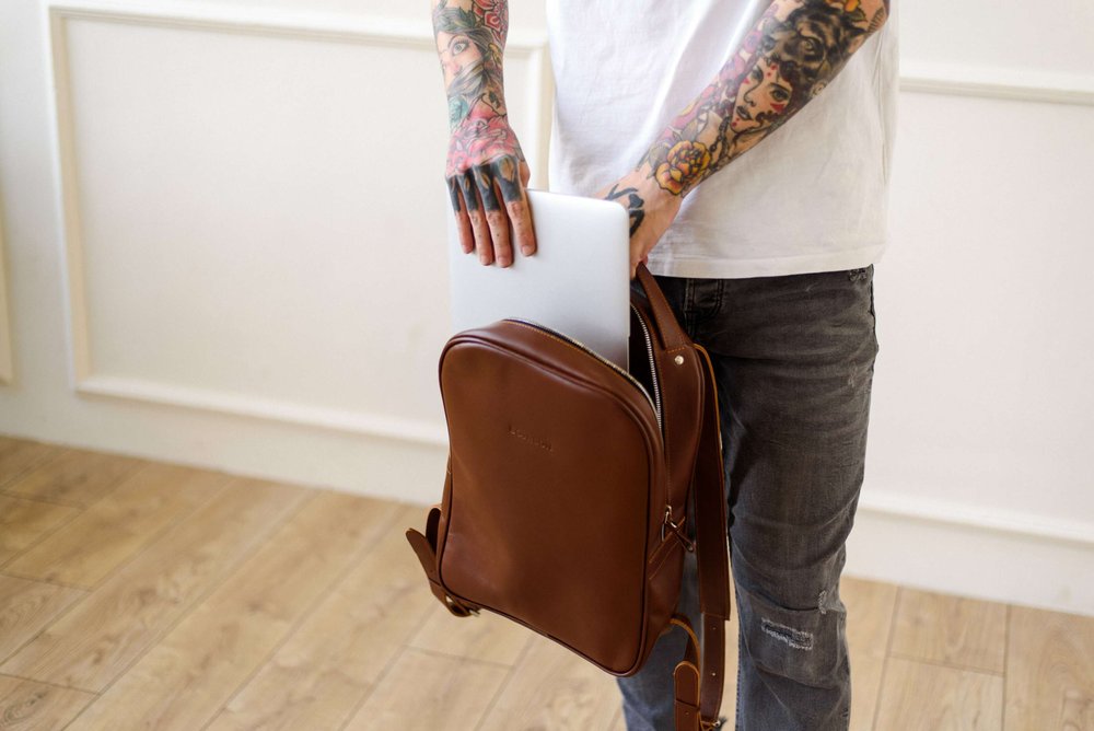 Стильний мінімалістичний рюкзак із арт. Well ручної роботи з натуральної напівматової шкіри коньячного кольору Well_black Boorbon