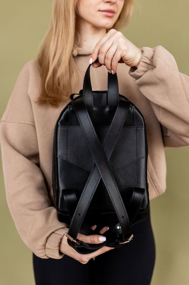 Стильний жіночий міні-рюкзак ручної роботи арт. 519 з натуральної шкіри з глянцевим ефектом чороного кольору  519_black_kaiser Boorbon