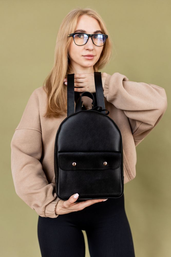 Стильный женский мини-рюкзак ручной работы арт. 519 из натуральной кожи с глянцевым эффектом черного цвета 519_black_kaiser Boorbon