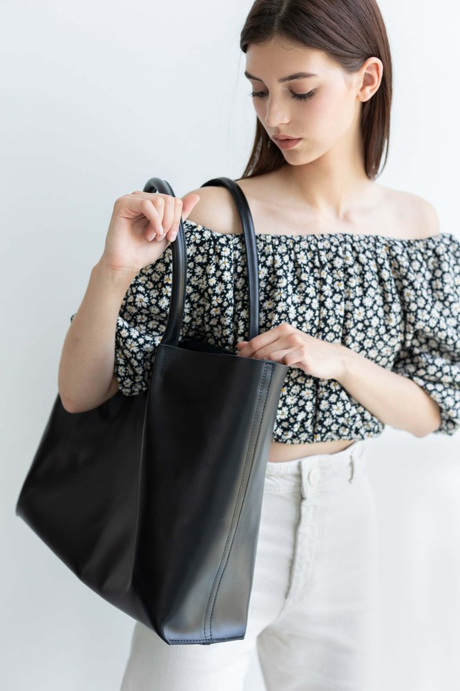 Объемная сумка шоппер арт. Sierra L черного цвета из натуральной кожи с легким глянцевым эффектом