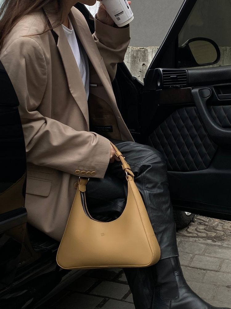 Витончена жіноча сумка арт. 620 з натуральної шкіри із легким глянцем кольору капучино 620_black_savage Boorbon