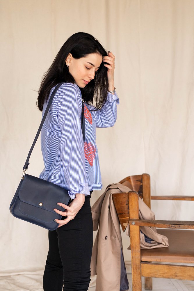 Мінімалістична жіноча сумка через плече арт. 609b з натуральної вінтажної шкіри синього кольору 609b_bordo Boorbon