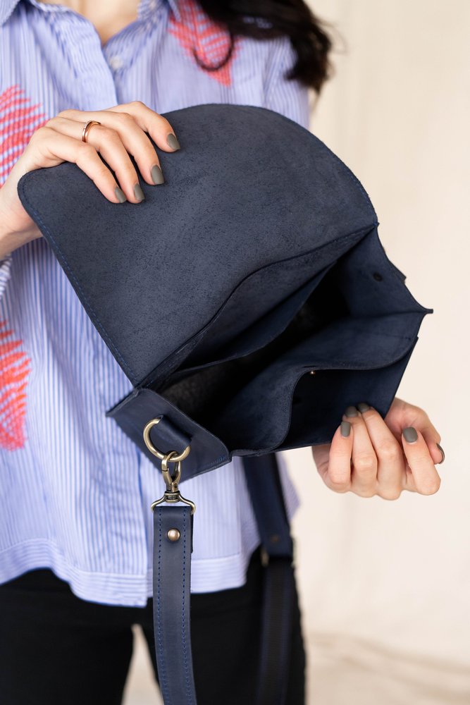 Мінімалістична жіноча сумка через плече арт. 609b з натуральної вінтажної шкіри синього кольору 609b_bordo Boorbon