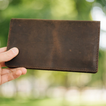 Практичное мужское портмоне на кнопке арт. 226 ручной работы из натуральной винтажной кожи коричневого цвета