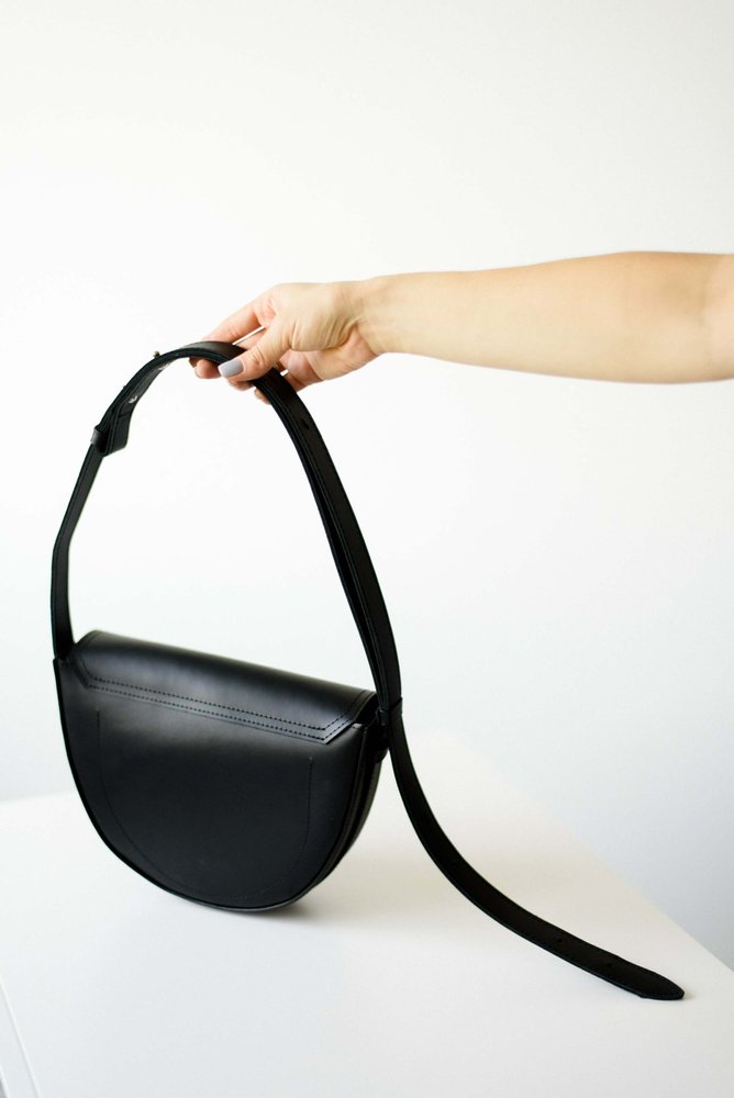 Элегантная женская сумка арт. 631 из натуральной кожи с легким матовым эффектом черного цвета  631_black Boorbon
