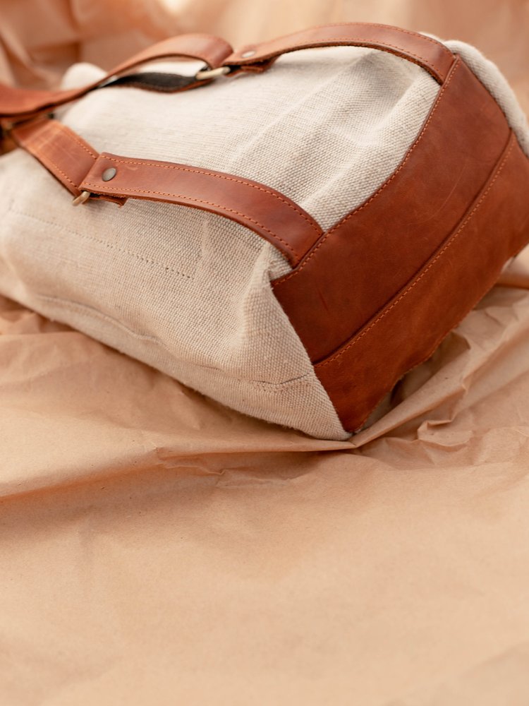 Жіночий парусиновий рюкзак ручної роботи арт. PB001 з елементами з натуральної вінтажної шкіри коньячного кольору pb001_cogn_crzh Boorbon