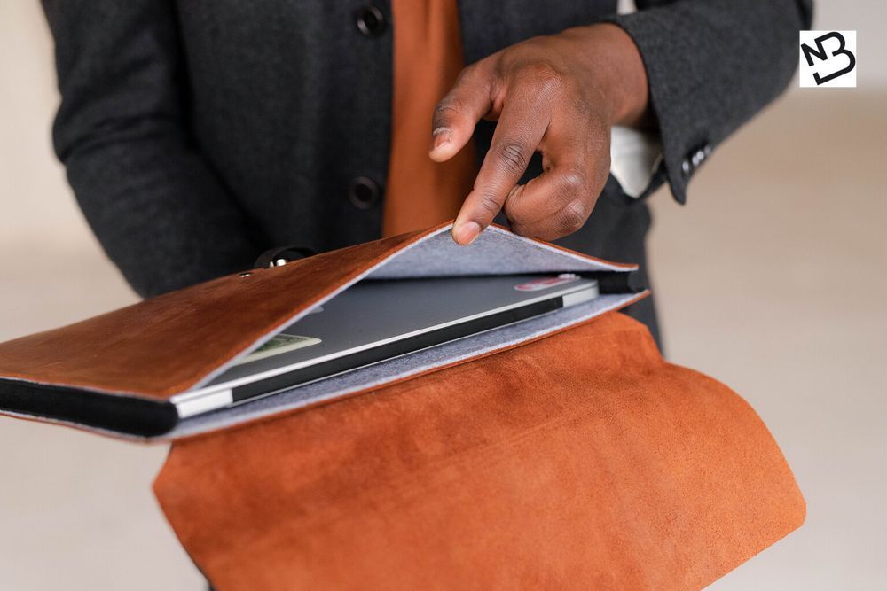 Чохол для MacBook 11" ручної роботи арт. ISleeve з натуральної шкіри з вінтажним ефектом коньячного кольору ISleeve_cognk_crz &mdash; фото | Boorbon