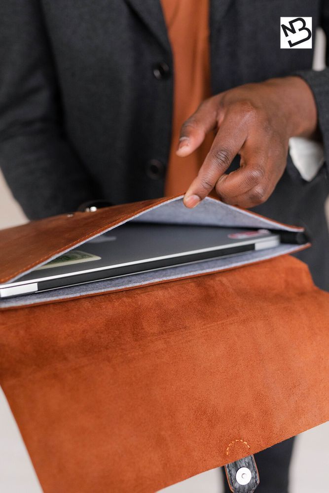 Чохол для MacBook 11" ручної роботи арт. ISleeve з натуральної шкіри з вінтажним ефектом коньячного кольору ISleeve_cognk_crz &mdash; фото | Boorbon