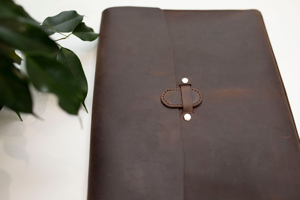 Чехол для MacBook ручной работы арт. ISleeve из натуральной кожи с винтажным эффектом коричневого цвета