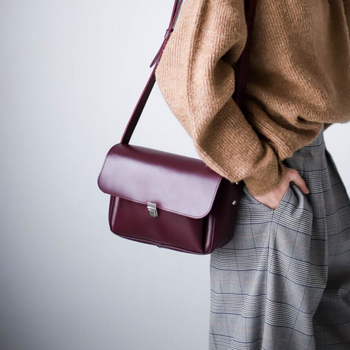 Стильная женская сумка через плечо арт. Z004 из натуральной кожи с эффектом легкого глянца бордового цвета