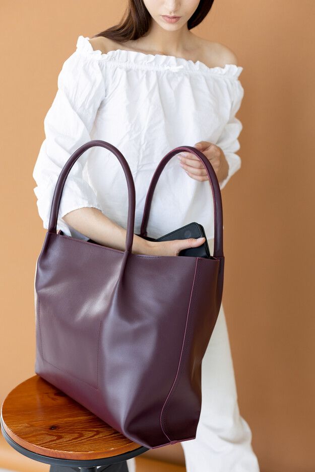 Об'ємна сумка шоппер арт. Sierra L бордового кольору із натуральної шкіри з легким глянцевим ефектом Sierra_cappuccino_kaiser Boorbon