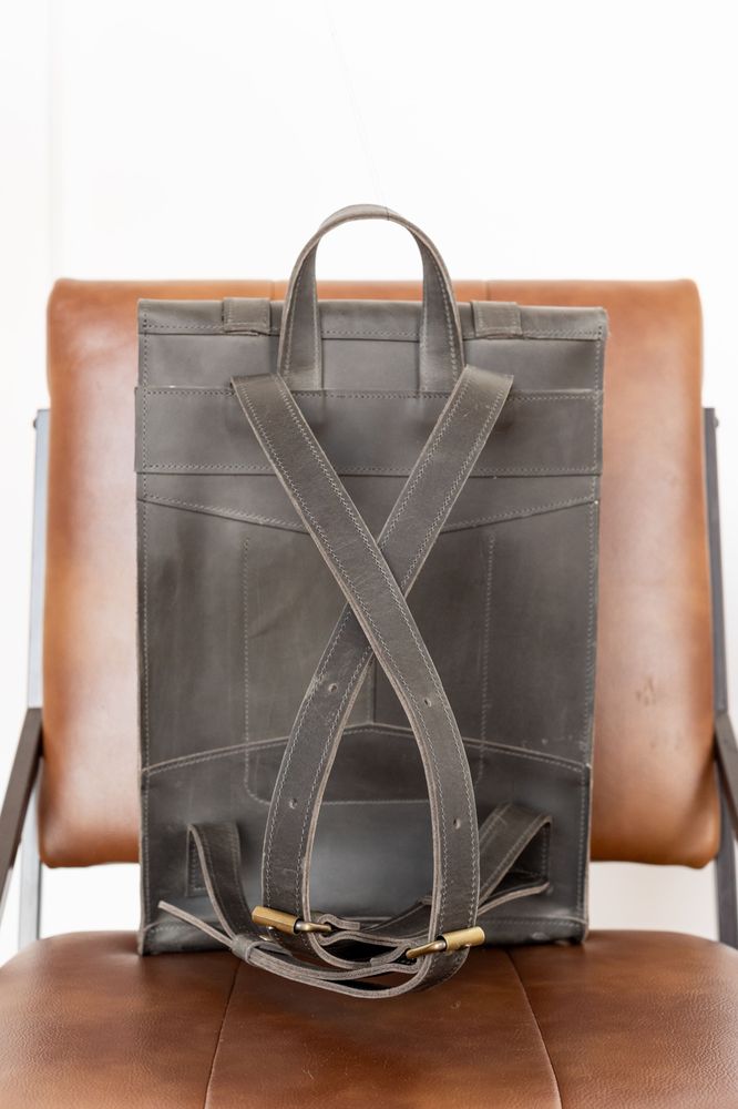 Вместительный женский рюкзак ручной работы арт. 510 из натуральной винтажной кожи темно-серого цвета 510_bordo Boorbon