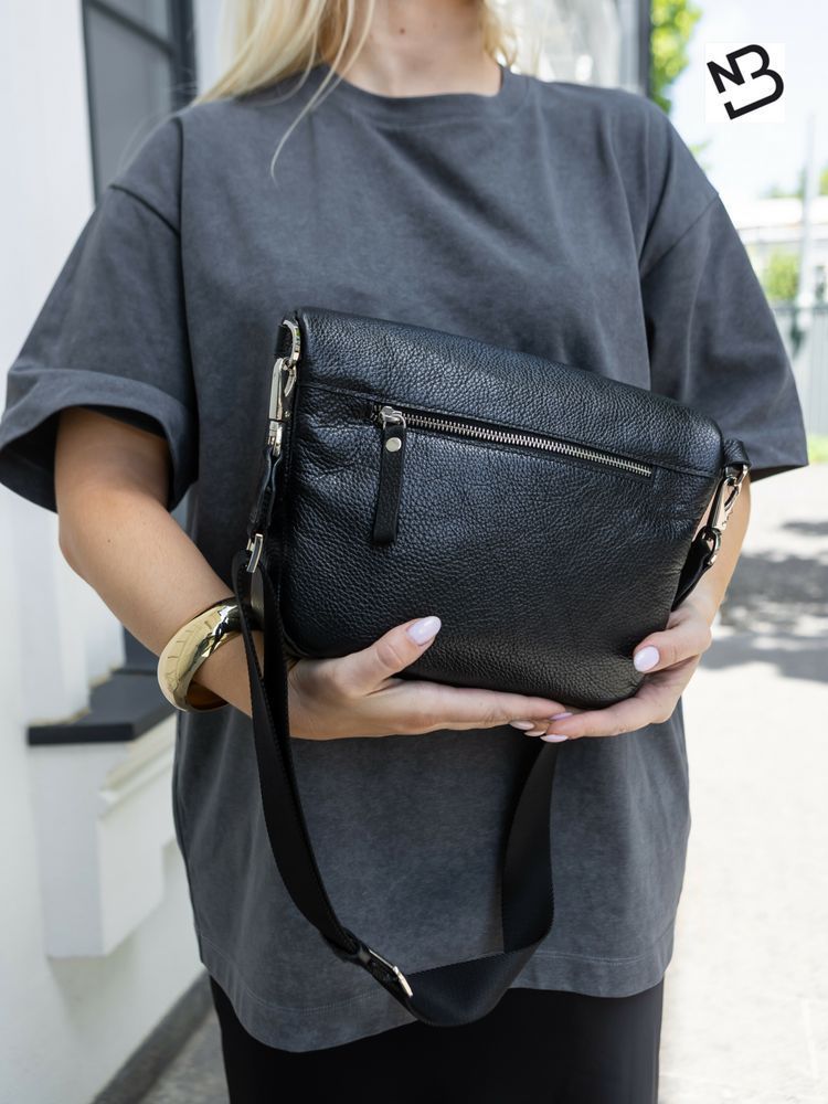 Містка сумка крос-боді Kono з натуральної фактурної шкіри чорного кольору kono_black_flotar Boorbon