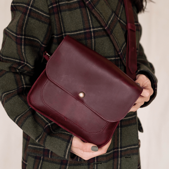 Минималистичная женская сумка через плечо арт. 609b из натуральной винтажной кожи бордового цвета