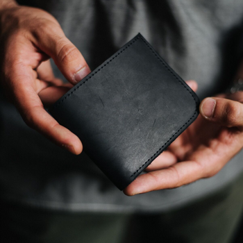 Качественный мужской кошелек ручной работы арт. 108 черного цвета из натуральной винтажной кожи