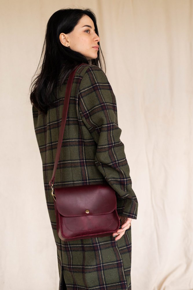 Минималистичная женская сумка через плечо арт. 609b из натуральной винтажной кожи бордового цвета 609b_bordo Boorbon