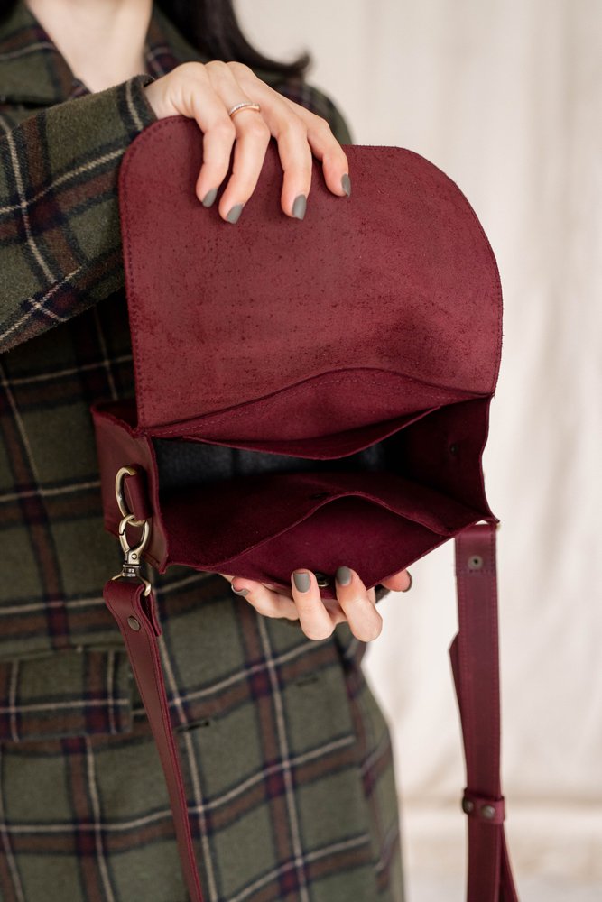 Мінімалістична жіноча сумка через плече арт. 609b з натуральної вінтажної шкіри бордового кольору 609b_bordo Boorbon