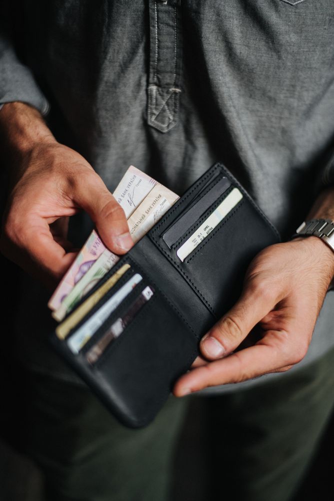 Якісний чоловічий гаманець ручної роботи арт. 108 чорного кольору з натуральної вінтажної шкіри 108_cogn_crzh Boorbon