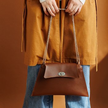 Женская сумка арт. Trapeziya из натуральной кожи с легким матовым эффектом коньячного цвета
