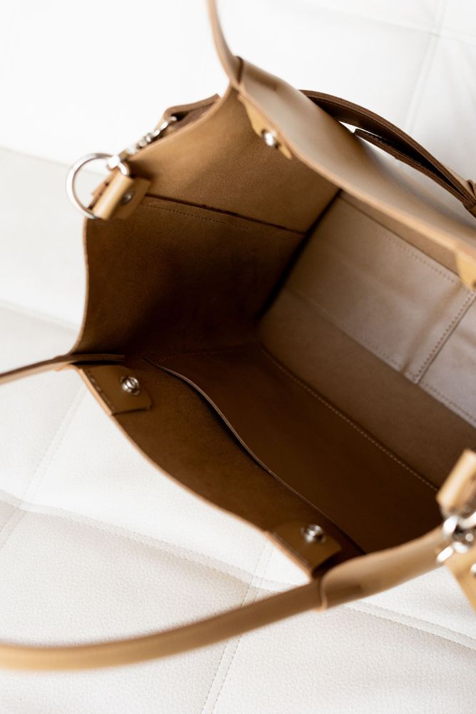 Об'ємна сумка шоппер арт. Sierra M у кольорі капучино із натуральної шкіри з легким матовим ефектом Sierra_beige Boorbon