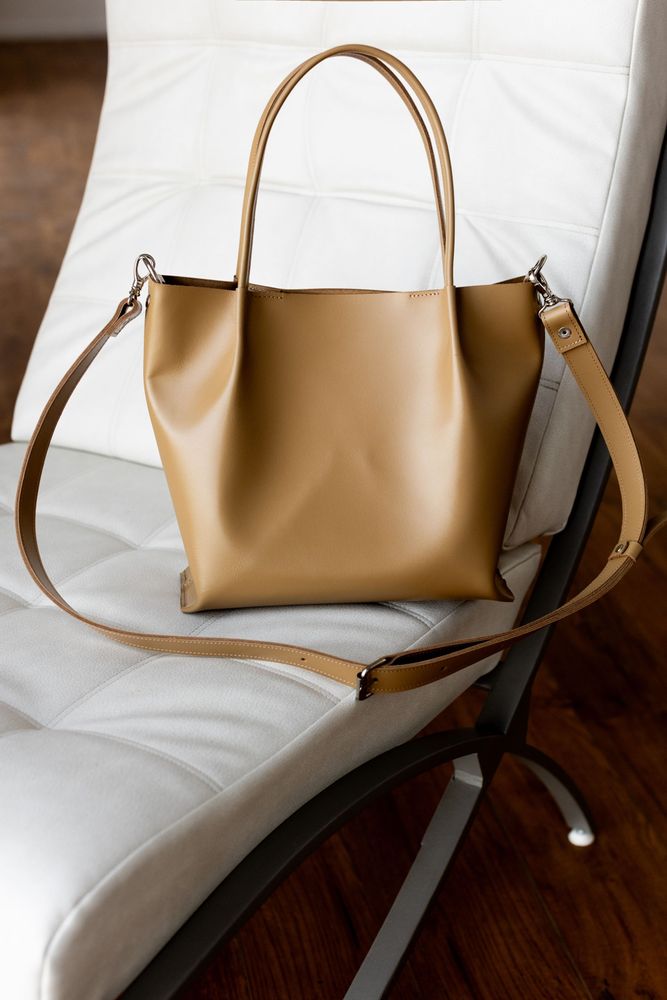 Об'ємна сумка шоппер арт. Sierra M у кольорі капучино із натуральної шкіри з легким матовим ефектом Sierra_beige Boorbon