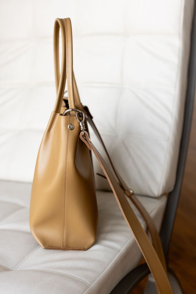 Объемная сумка шоппер арт. Sierra M в цвете капучино из натуральной кожи с легким матовым эффектом Sierra_beige Boorbon