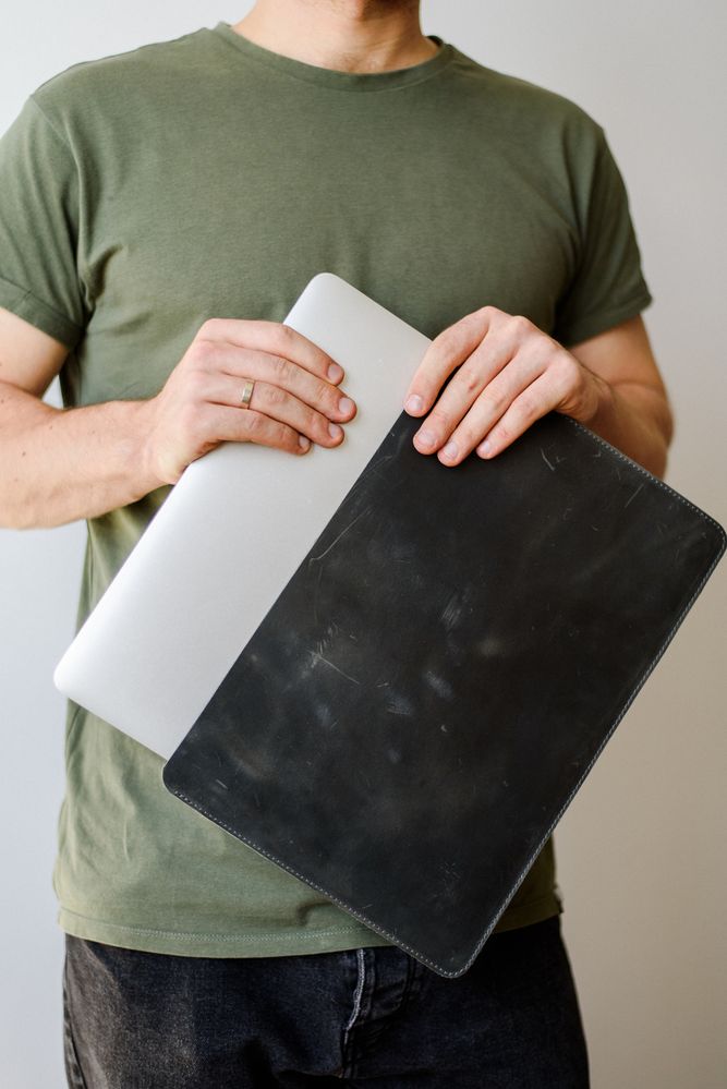 Чехол для MacBook ручной работы арт. Flick из натуральной кожи с винтажным эффектом серого цвета