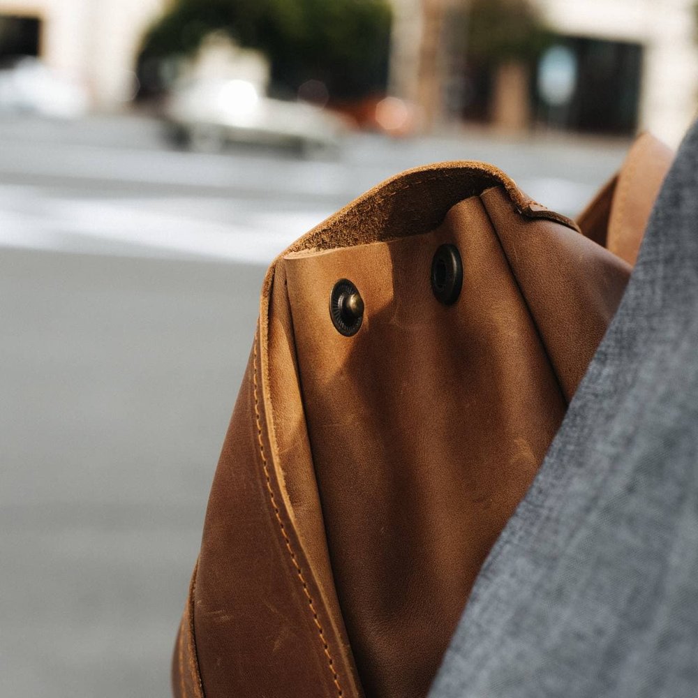 Місткий чоловічий міський рюкзак ручної роботи арт. 501 з натуральної вінтажної шкіри коньячного кольору 501_black_crz Boorbon