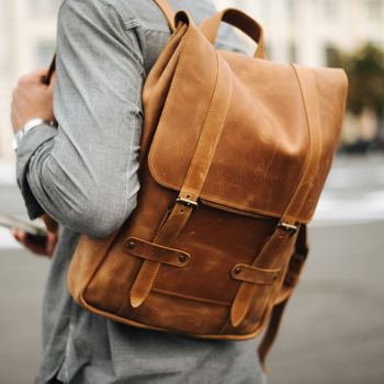 Місткий чоловічий міський рюкзак ручної роботи арт. 501 з натуральної вінтажної шкіри коньячного кольору