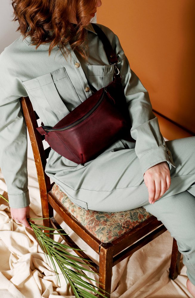 Жіноча сумка бананка на пояс або через плече арт. 637 ручної роботи з натуральної вінтажної шкіри бордового кольору