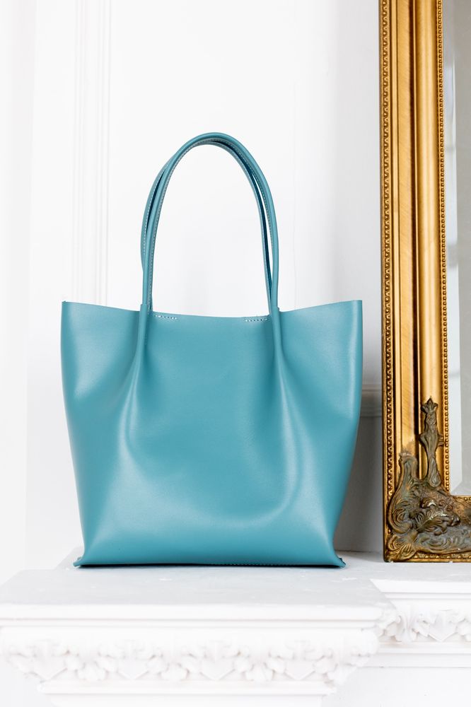 Об'ємна сумка шоппер арт. Sierra S у блакитному кольорі із натуральної шкіри з легким глянцевим ефектом Sierra_blue Boorbon