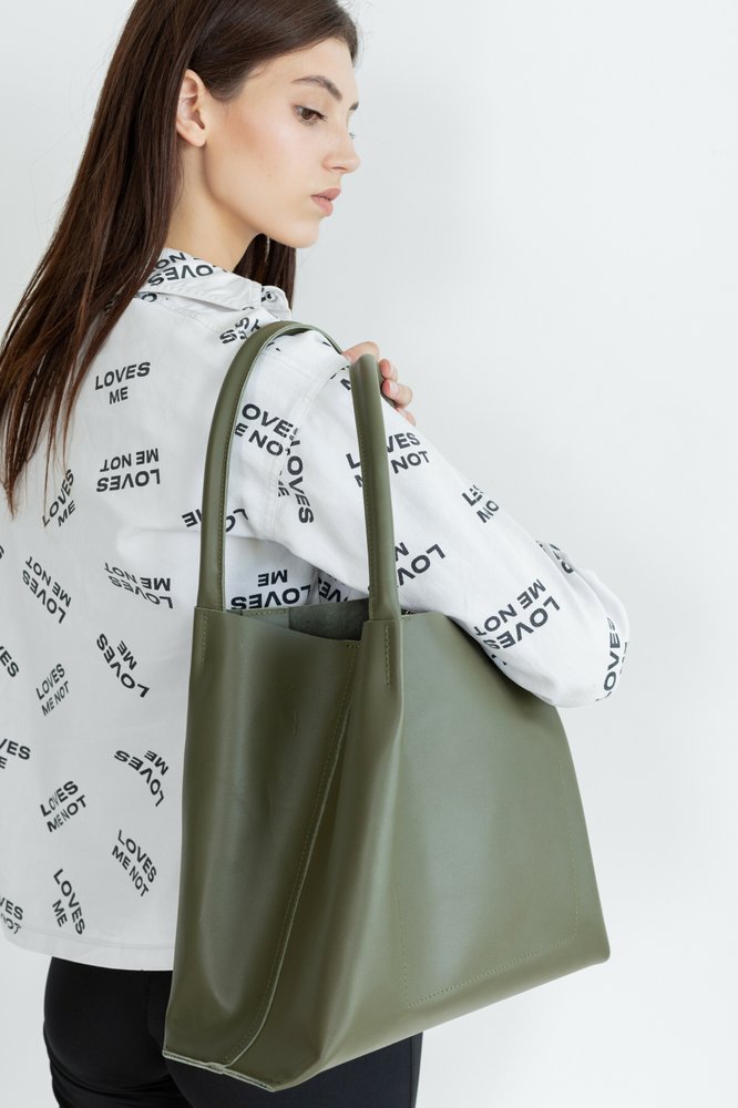 Объемная сумка шоппер арт. Sierra M цвета хаки из натуральной кожи с легким матовым эффектом