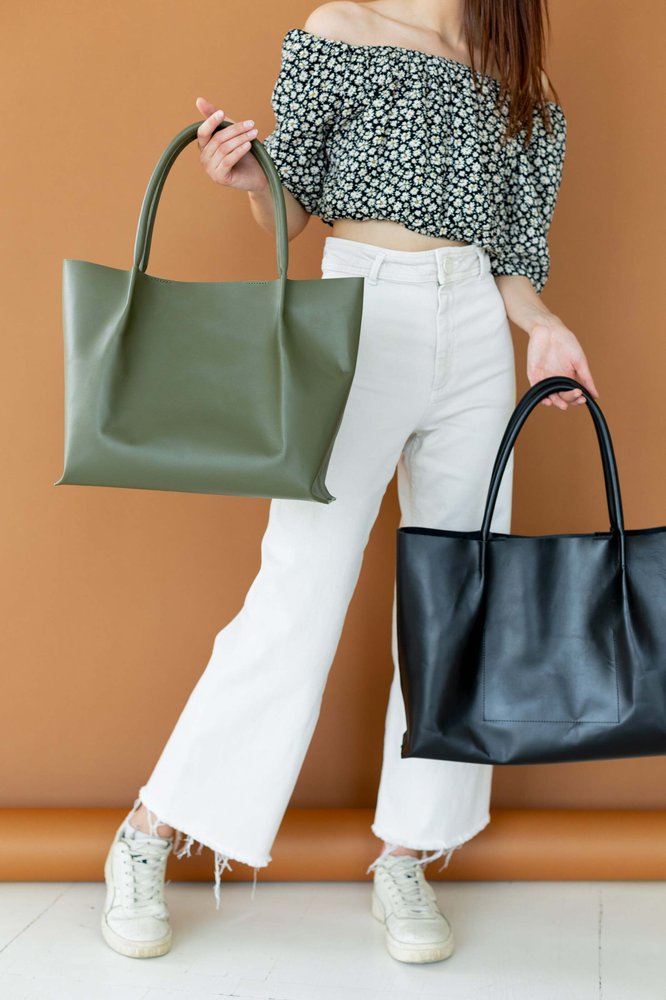 Объемная сумка шоппер арт. Sierra M цвета хаки из натуральной кожи с легким матовым эффектом