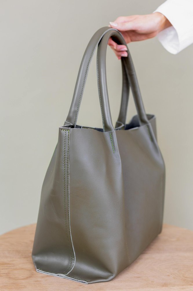 Об'ємна сумка шоппер арт. Sierra M кольору хакі із натуральної шкіри з легким матовим ефектом Sierra_haki Boorbon