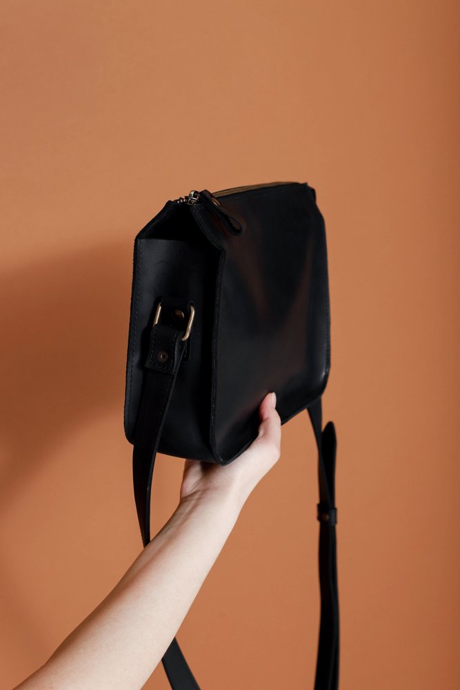 Универсальная женская сумка в минималистичном стиле арт. 627 ручной работы из винтажной натуральной кожи черного цвета 627_bordo Boorbon
