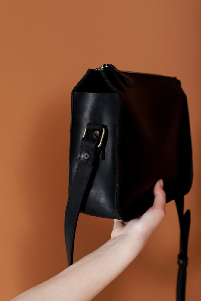 Універсальна жіноча сумка в мінімалістичному стилі арт. 627 ручної роботи з вінтажної натуральної шкіри чорного кольору 627_bordo Boorbon