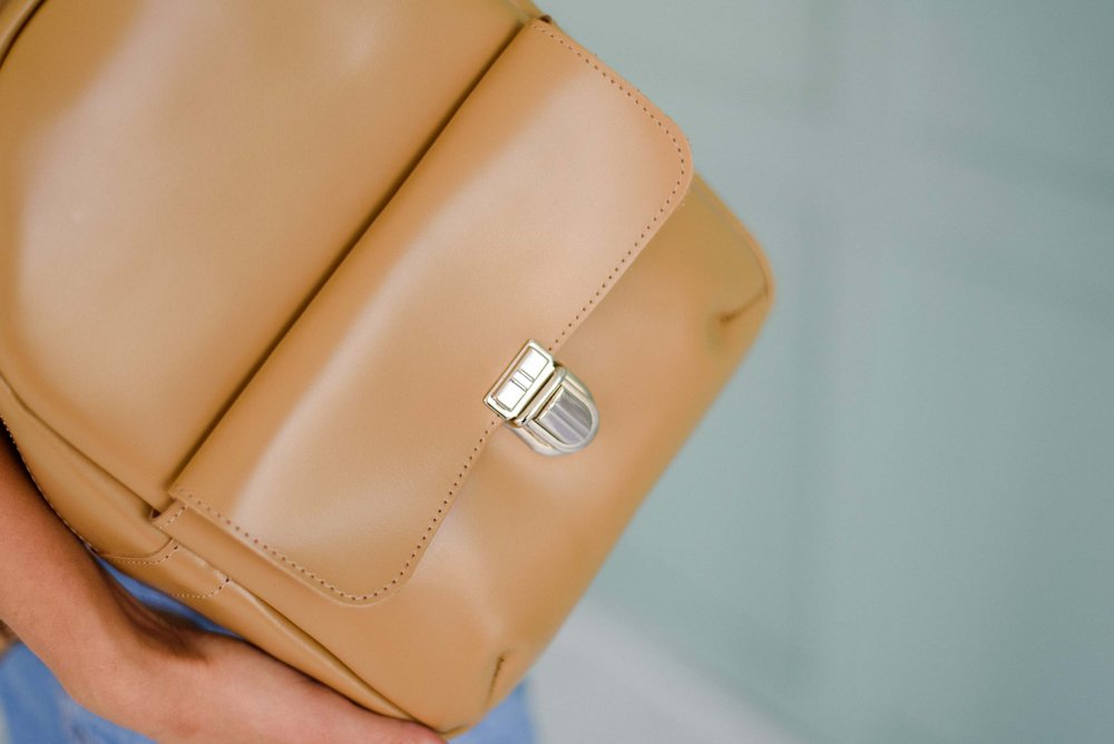 Женский мини-рюкзак ручной работы арт.520 из натуральной кожи с легким глянцевым эффектом цвета капучино 520_khaki Boorbon