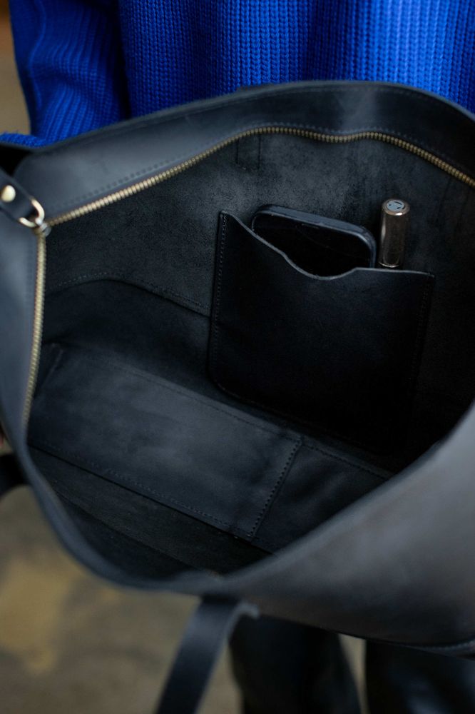 Містка жіноча сумка шоппер арт. 603i чорного кольору з натуральної вінтажної шкіри 603i_cogn_krast Boorbon