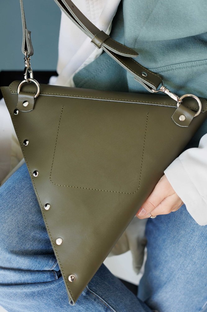 Трикутна стильна жіноча сумка арт. 618 з натуральної напівматової шкіри кольору хакі 618_black Boorbon