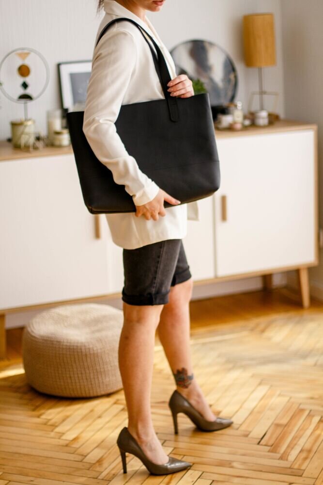 Містка жіноча сумка шоппер арт. 603i чорного кольору з натуральної шкіри з легким матовим ефектом 603i_black_crzhh Boorbon