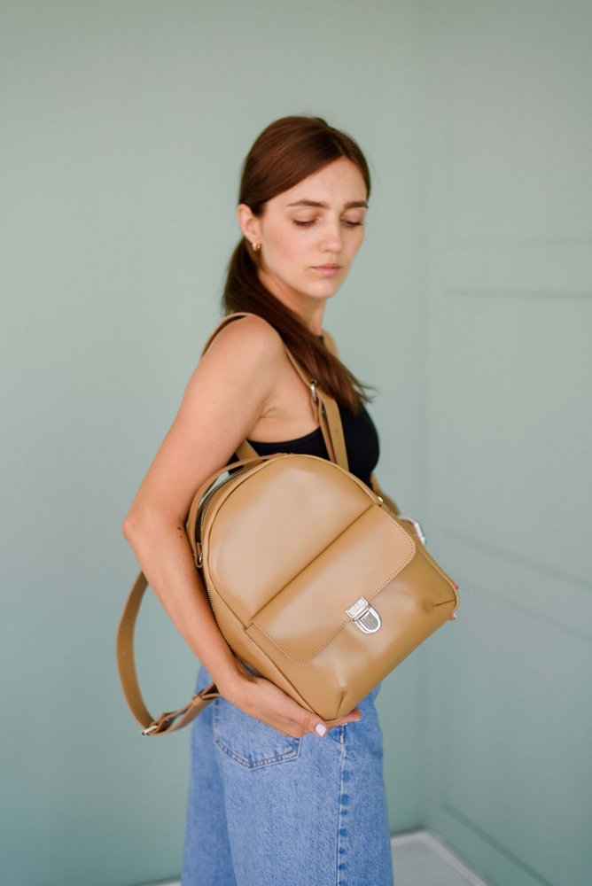 Жіночий міні-рюкзак ручної роботи арт.520 з натуральної шкіри з легким глянцевим ефектом кольору капучино