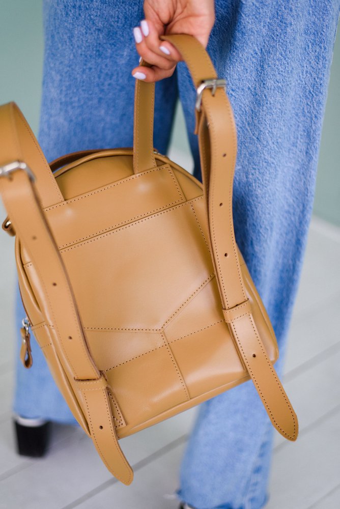 Жіночий міні-рюкзак ручної роботи арт.520 з натуральної шкіри з легким глянцевим ефектом кольору капучино 520_khaki Boorbon