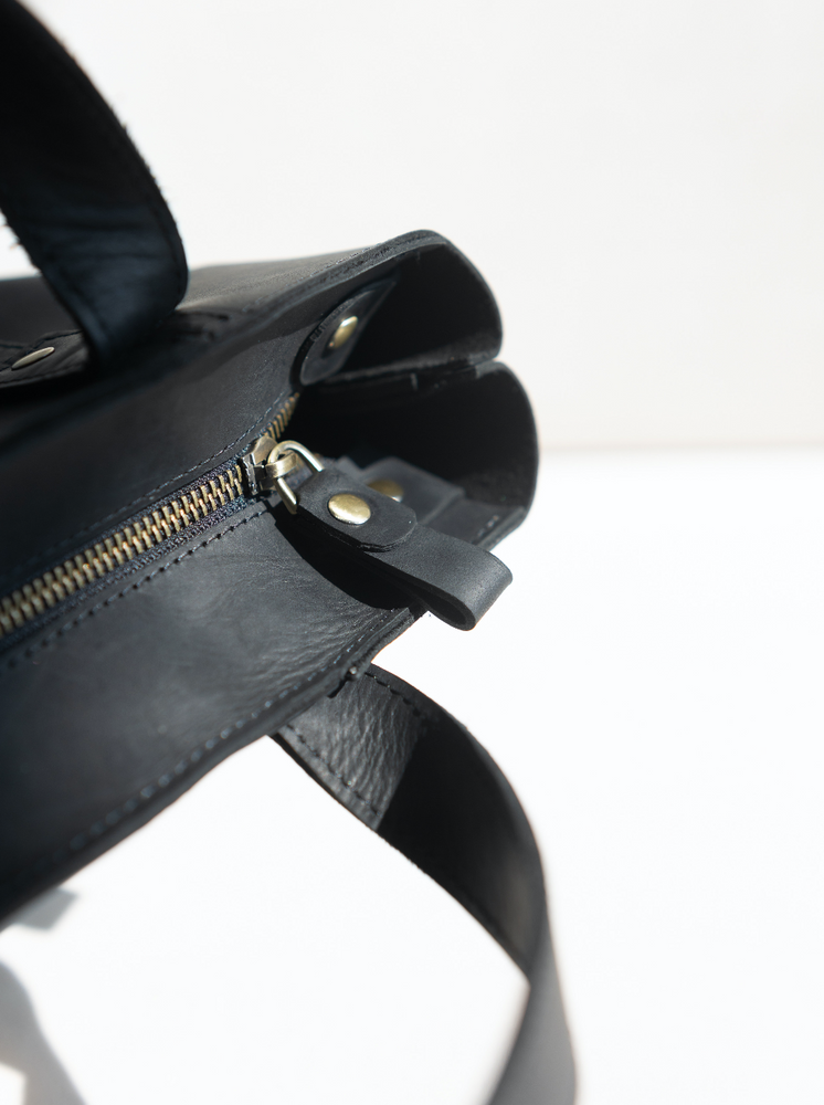 Классическая вместительная женская сумка арт. 650 ручной работы из натуральной кожи черного цвета 650_black Boorbon