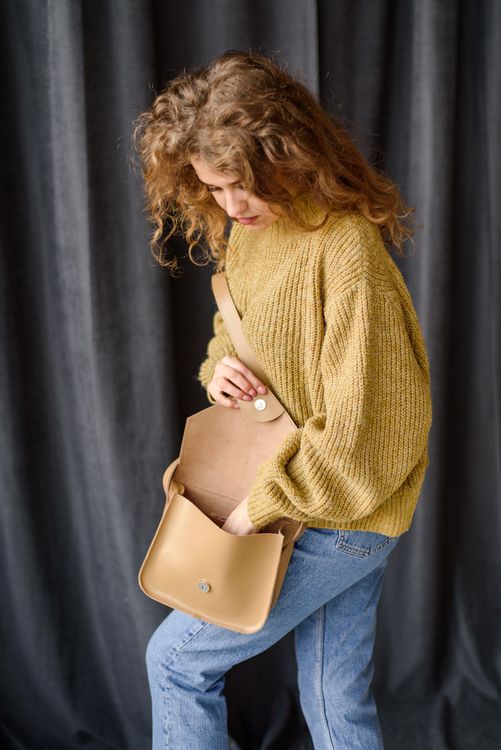 Стильна і універсальна жіноча сумка через плече арт. 648 ручної роботи з натуральної шкіри кольору капучино 648_black Boorbon