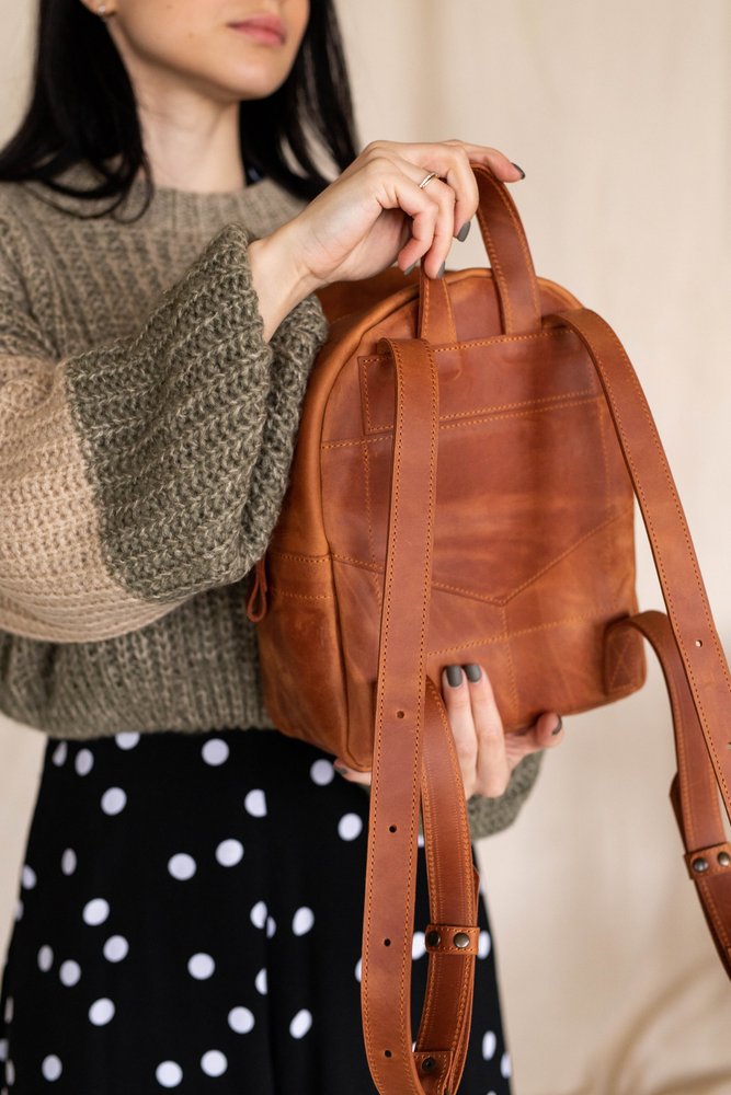 Стильний жіночий міні-рюкзак ручної роботи арт. 519 коньячного кольору з натуральної вінтажної шкіри 519_black_savage Boorbon
