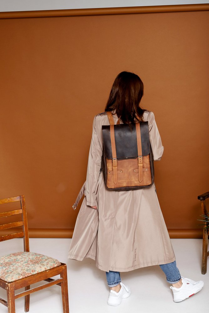 Місткий жіночий міський рюкзак ручної роботи арт. 501 з натуральної вінтажної шкіри коньячного кольору 501_black_crz Boorbon