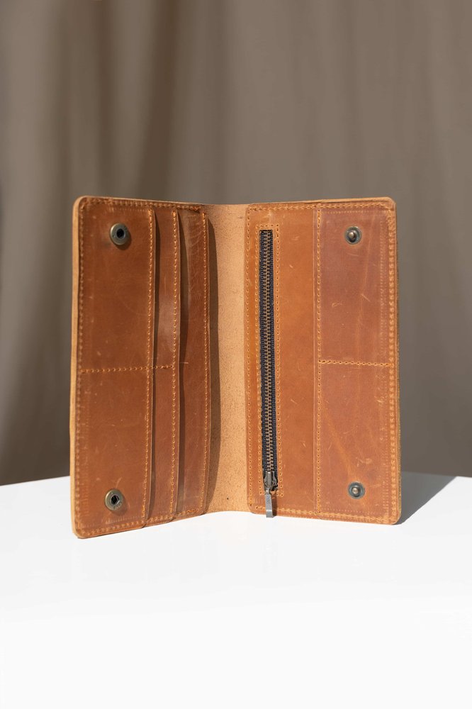 Практичное мужское портмоне на кнопке арт. 226 ручной работы из натуральной винтажной кожи коньячного цвета 226_grey_crzh Boorbon