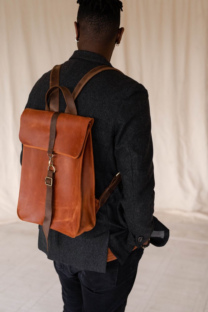 Стильный городской мужской рюкзак ручной работы арт. Francis коньячного цвета из натуральной винтажной кожи