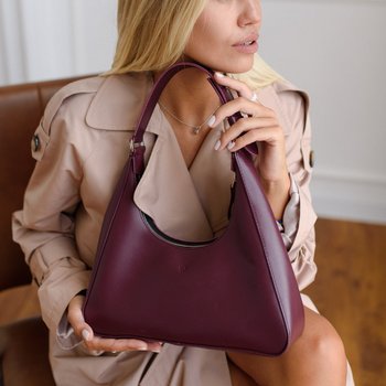 Изящная женская сумка арт. 620 из натуральной кожи с легким глянцем бордового цвета